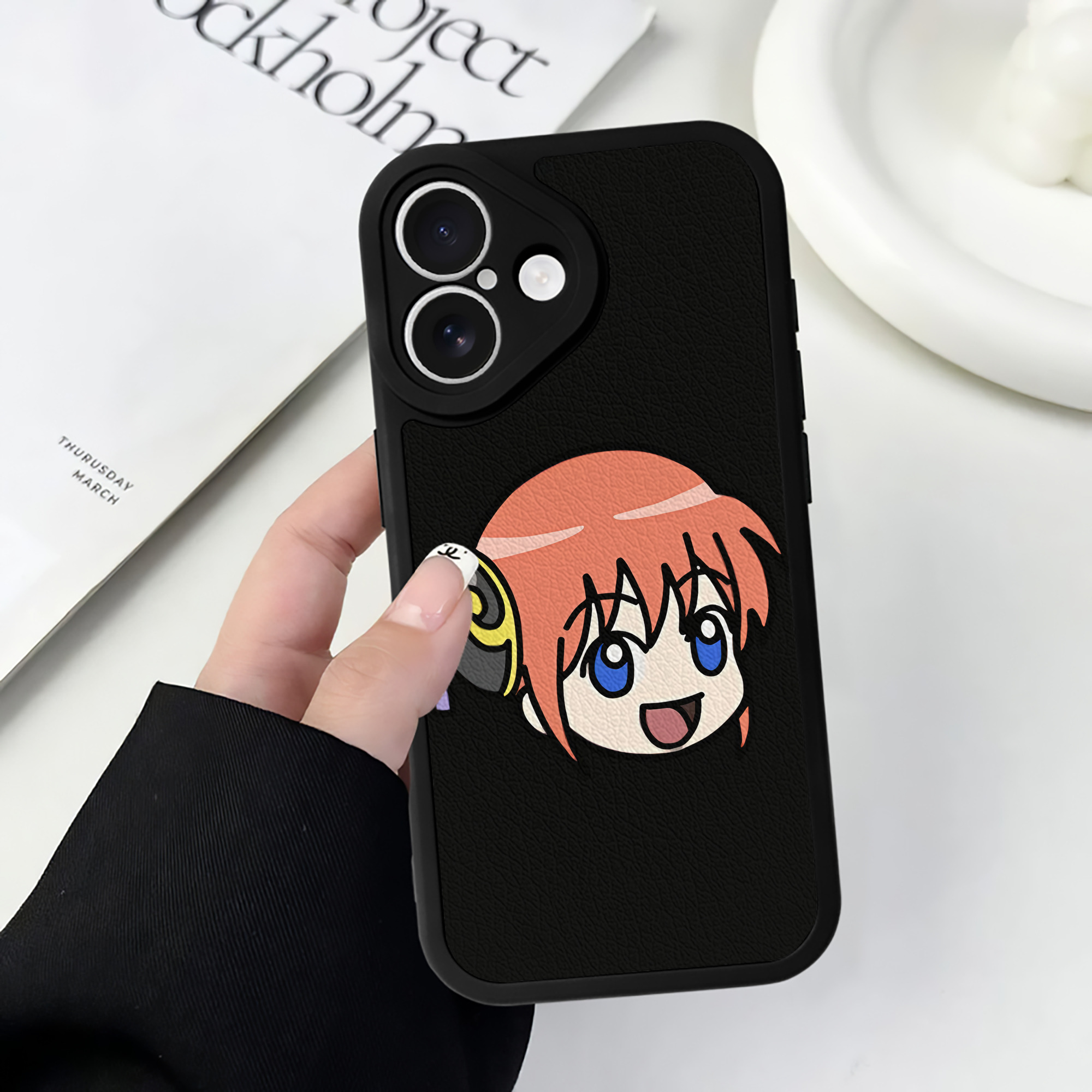 （画像用） ぎんたま 坂田銀時（さかたぎんとき） 神楽 志村新八（しむら しんぱち） GINTAMA Sakata Gintoki Kagura Shimura Shinpachi 【iPhone 16シリーズ対応】シリコンスマホケース（レザー調） 材質：シリコン